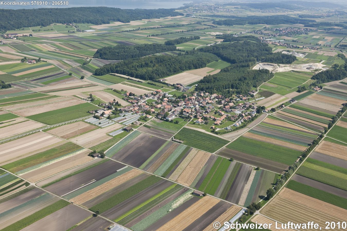 Grosses Moos im Berner Seeland Bildmitte: Treiten; untere Ecke rechts: Halemattenkanal